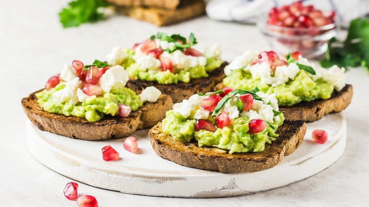 Tostada de aguacate con granada y queso feta